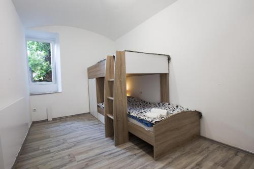 Dviaukštė lova arba lovos apgyvendinimo įstaigoje Apartman Vita