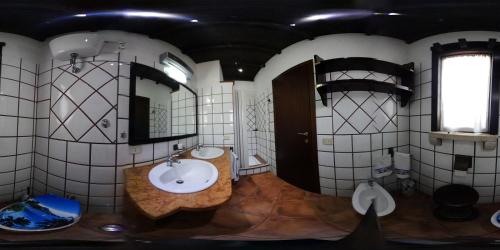 Baño con 2 lavabos y espejo en Aurelio Rapillo, en San Michele