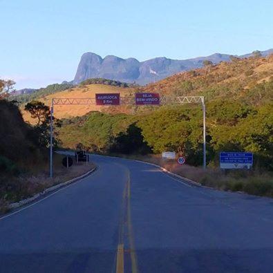 an empty road with street signs on a mountain at Pousada Moporã, a antiga pousada do Waldir, com amplas suítes no centro de Aiuruoca in Aiuruoca