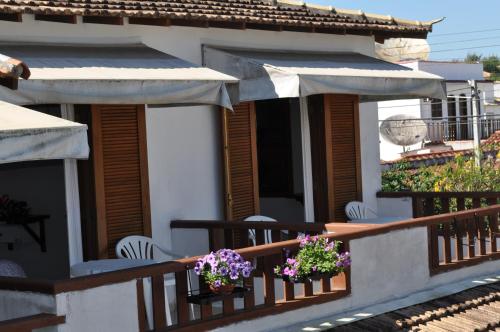 a house with a balcony with flowers on it at Pousada Casa das Rosas in Búzios