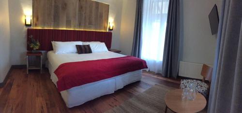 a hotel room with a bed and a table at Hotel Boutique BC Wine Casablanca in Casablanca