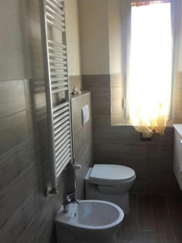 a bathroom with a toilet and a sink at L'artè in Cascina