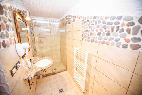 bagno con lavandino e servizi igienici di Hotel Tradita a Shkodër