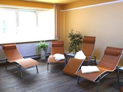 a waiting room with chairs and a window at Gästehaus Wacholderheide Garni in Eimke