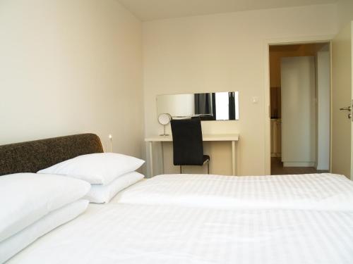 Кровать или кровати в номере Elegant Apartment Miletičova, Free Parking