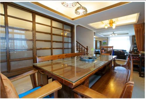a dining room with a table and some chairs at Emaly Homestay in Taitung City
