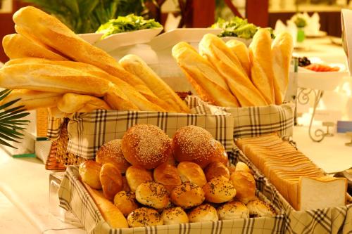 ホーチミン・シティにあるVien Dong Hotel - Near Bui Vien Walking Streetのパンとペストリーを入れたバスケット2つ