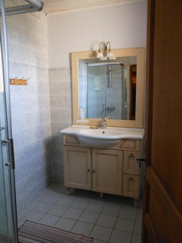 une salle de bain avec un lavabo et un miroir dans l'établissement La Jasse De Blayac, à Roquefort-sur-Soulzon