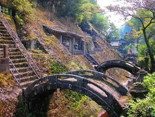 a black bridge on the side of a hill at Seiryuso in Misasa
