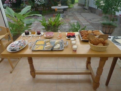 einen Tisch mit Essen und Brot drauf in der Unterkunft B&B De Kleine Wijngaard in Roggel