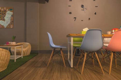 a room with a table and chairs and a table and a table and chairs at Bayhouse Comfortel Hualien Hostel in Hualien City