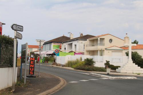 an empty street in a town with houses at Au Petit Bonheur in La Tranche-sur-Mer