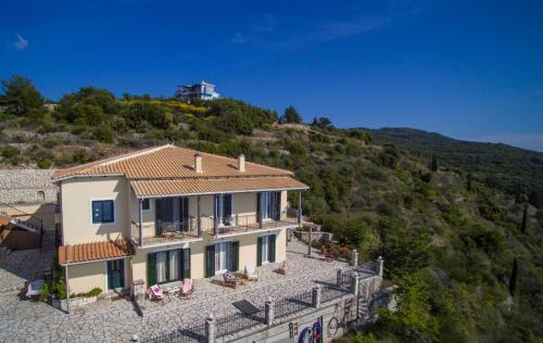 una imagen de una casa en una colina en Ionian Sensations - Villa Anastasia, en Kalamitsi