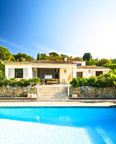 une villa avec piscine devant une maison dans l'établissement Santa Rosa, aux Issambres