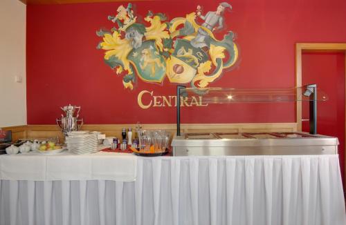 een restaurant met een witte tafel en een uithangbord aan de muur bij Central Hotel Friedrichshafen in Friedrichshafen