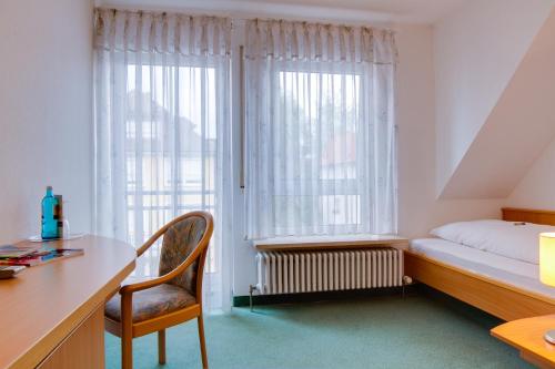 Central Hotel Friedrichshafen tesisinde bir odada yatak veya yataklar