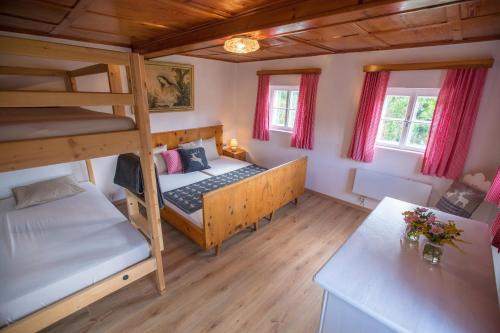 Ein Etagenbett oder Etagenbetten in einem Zimmer der Unterkunft Achentaler Bauernhäusl