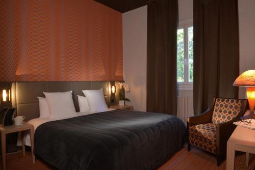 Una cama o camas en una habitación de Logis Hotel - Restaurant Le Relais de Comodoliac