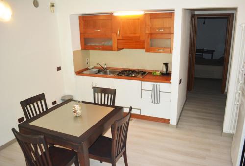 uma cozinha e sala de jantar com mesa e cadeiras em Villa Anita em Pescara