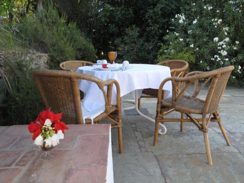 uma mesa com duas cadeiras e uma mesa com uma toalha de mesa branca em Horta de Torrejais em Moura