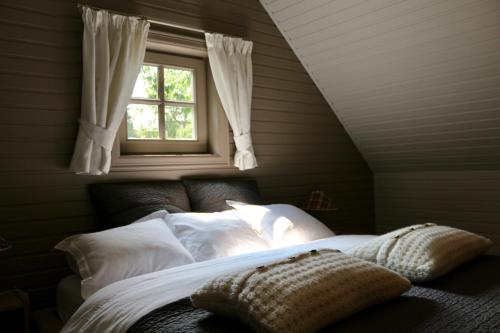 Een bed of bedden in een kamer bij Under Oaks