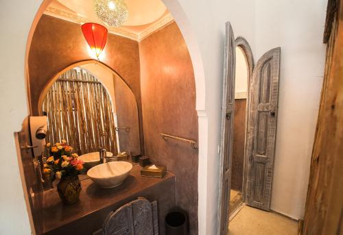 a bathroom with a sink and a mirror at Riad De Vinci & SPA in Marrakech