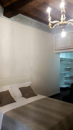 トリノにあるSavoia Aptのベッドルーム(大きな白いベッド1台、シャンデリア付)