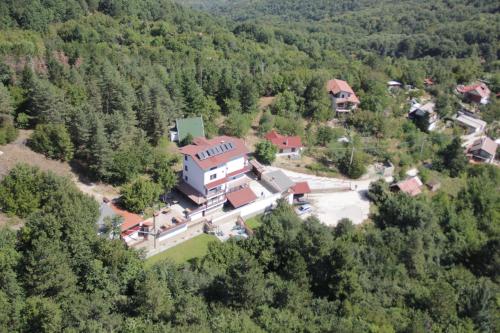 eine Luftansicht eines Hauses im Wald in der Unterkunft Family Hotel Diana in Lyaskovo