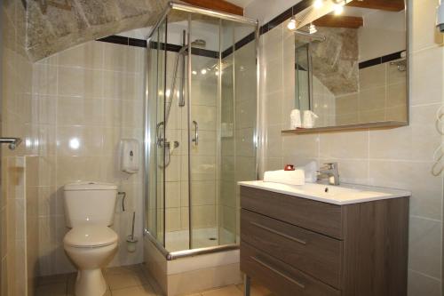 Bilik mandi di Hotel Saint Germain
