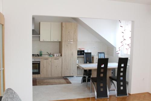 Kuchyňa alebo kuchynka v ubytovaní Apartments "Pavić" near Zagreb Airport
