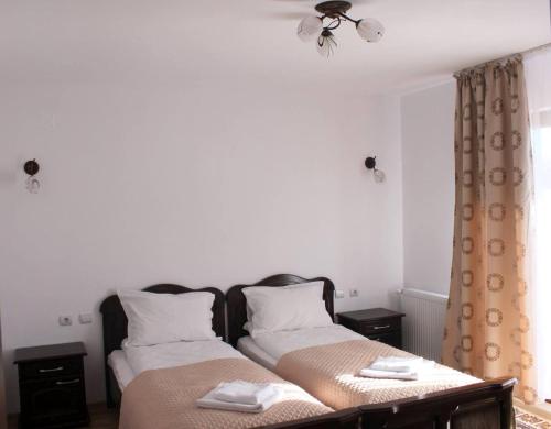 Postel nebo postele na pokoji v ubytování Pensiunea Catalina