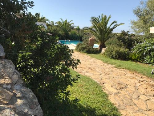 Bazén v ubytování villa Orchidee Sardegna nebo v jeho okolí
