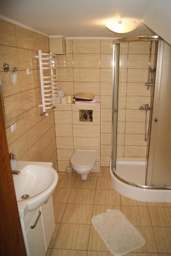 a bathroom with a toilet and a sink and a shower at Gościniec Klejnot in Borowo
