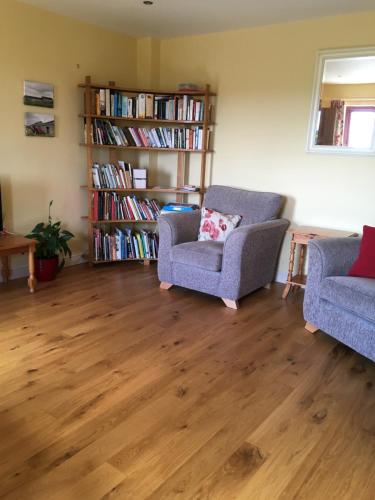 The library in the bed & breakfast 