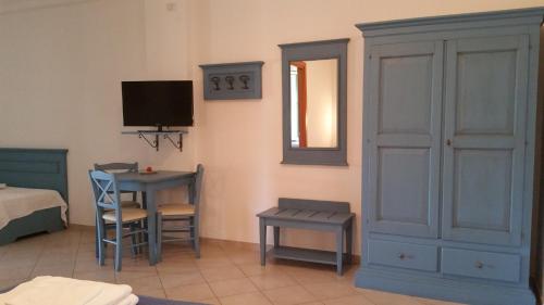 a room with a bedroom with a bed and a desk at Agrialbergo Capalbio La Sugherella in Capalbio