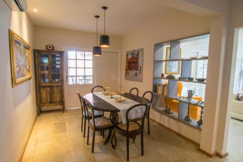 a dining room with a table and chairs at Hospedaria Conceitual in Florianópolis