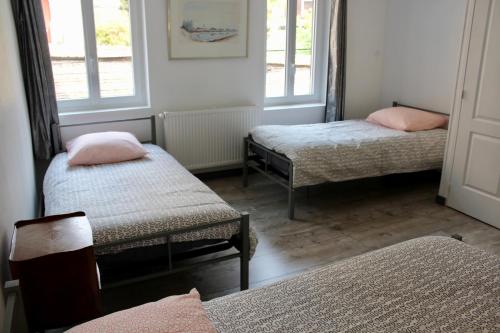 - une chambre avec 2 lits et 2 fenêtres dans l'établissement LES OISEAUX (L'HIRONDELLE), à Rouen