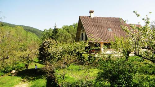 a small house in the middle of a field at Puente Canto de Gredos in Arenas de San Pedro