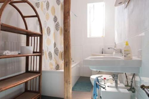ein Badezimmer mit Waschbecken und Badewanne in der Unterkunft Zimmer in Kaiserslautern in Kaiserslautern