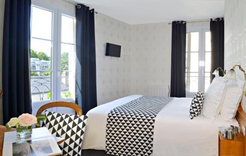 une chambre d'hôtel avec un lit et une fenêtre dans l'établissement Hôtel Du Manoir, à Tours