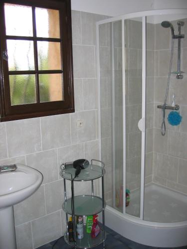 une salle de bain avec douche et lavabo dans l'établissement Maison Elleysi, à Montauroux