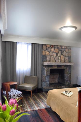 a hotel room with a fireplace and a bed at Hotel Boutique BC Wine Casablanca in Casablanca