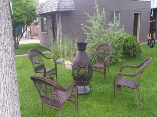 a group of chairs and a grill in a yard at Secret Cottage Yellowstone 1 bd 2 beds dtwn #1 in Cody