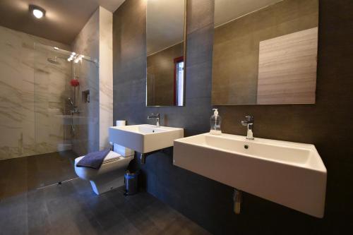 ein Badezimmer mit einem Waschbecken, einem WC und einem Spiegel in der Unterkunft Villa Molivos Views in Mythimna
