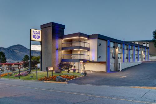 a building on the side of a street at Knights Inn Kamloops in Kamloops
