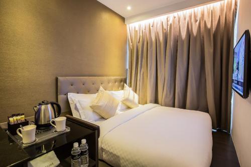 Tempat tidur dalam kamar di Arton Boutique Hotel