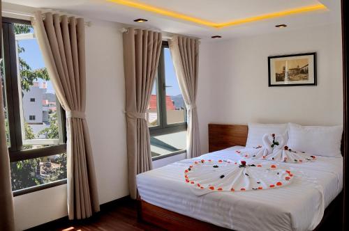 Giường trong phòng chung tại Stelle Hotel Nha Trang