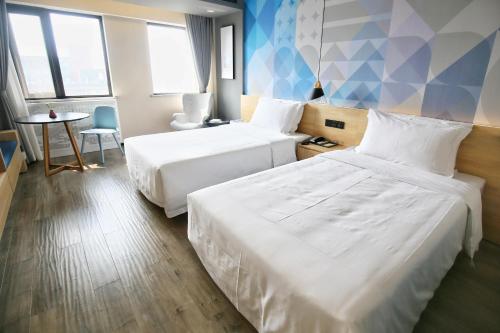 Postel nebo postele na pokoji v ubytování Atourlight Hotel Xi'an University City Store