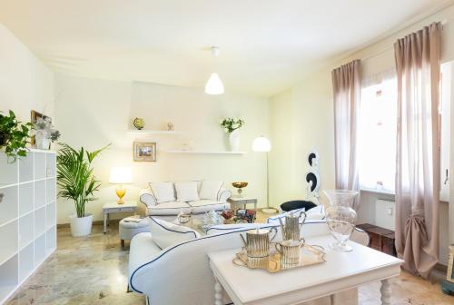 un soggiorno con divani e tavolo di B&B Happiness - City Center a Verona