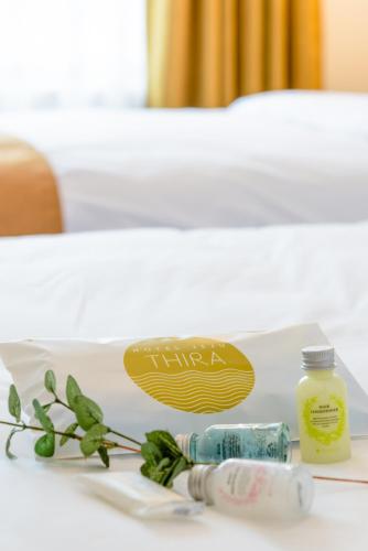 Postel nebo postele na pokoji v ubytování Thira Hotel